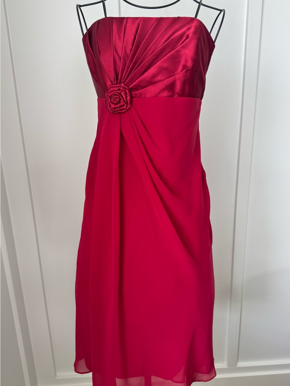 NWT David’s Bridal red chiffon and satin rosette dress, size 4 🌹